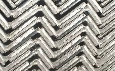 Стальной неравнополочный уголок горячекатаный S355K2 40x20x2 EN 10056